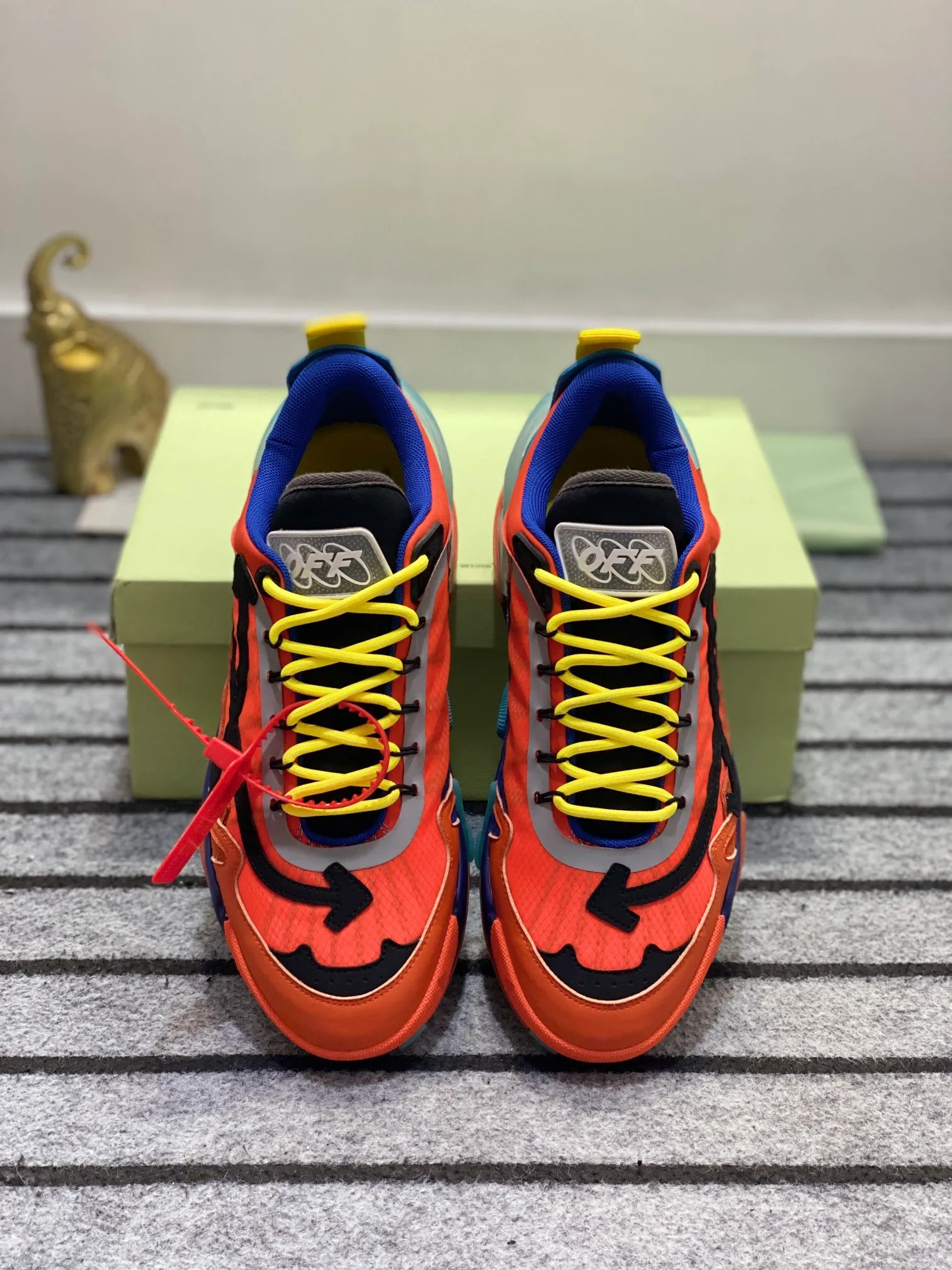 Men's shoes 💰640🌼【New】High-end boutique-OFF-WHITE x Air Jordan】1 The joint shoe design has been highly concerned by everyone. The new shoes are shown in the popular Chicago bull white and yellow LOGO color scheme. The shoe body is made of cowhide stitching and other materials. In addition to the X hidden on the inside of the leather, the oversized Swoosh, OFF-WHITE for Nike, and Air Jordan 1Birth information and the word AIR are displayed on both sides of the shoe, and OFF-WHITE's iconic details can be seen on the TPU sole and insole. You can choose a pair if you like the style. Size: 38-45 (45 customized